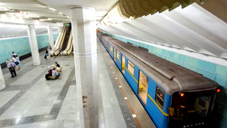 Un-tren-subterráneo-saliendo-de-la-estación-de-metro-de-Metrobudivnikiv-en-Oleksievska-línea-de-Kharkiv-metro-timelapse-hyperlapse