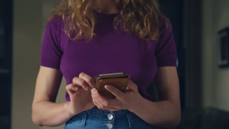 Mujer-joven-con-smartphone-en-casa