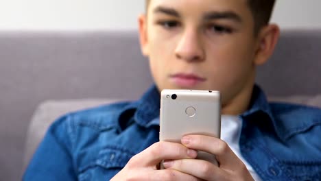 Gestresster-Teenager,-der-schnelles-Videospiel-auf-Smartphone-spielt,-Schulwut-Management