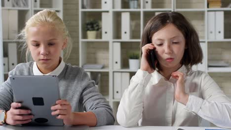 Kleine-Geschäftsfrauen-im-Büro-nutzen-Geräte