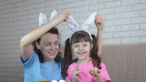 Glückliche-Familie-zu-Ostern.