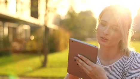 Sommer-Mädchenporträt,-Frau-hält-und-mit-Tablet-draußen.-Hintergrund-moderner-Architektur