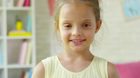 Porträt-der-Happy-Little-Girl-Holding-Hay-Nest-mit-Ostereier