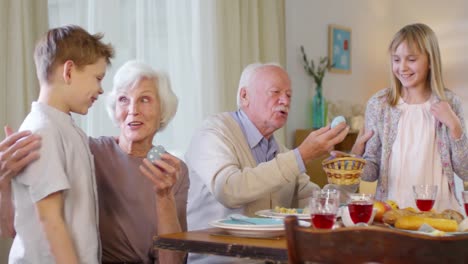 Feliz-familia-celebrando-la-Pascua-juntos