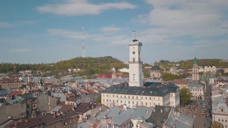 Aerial-City-Lwiw,-Ukraine.-European-City.-Beliebte-Stadtteile.-das-Rathaus