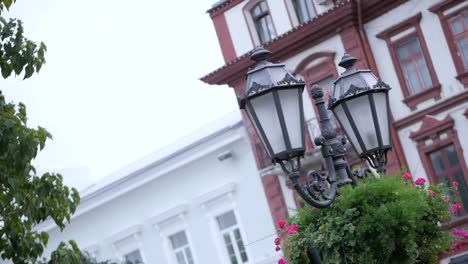 Lámpara-de-calle-vintage.-Linternas-contra-la-hermosa-fachada-del-edificio-europeo.