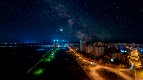 El-cielo-estrellado-sobre-la-ciudad-nocturna.-Lapso