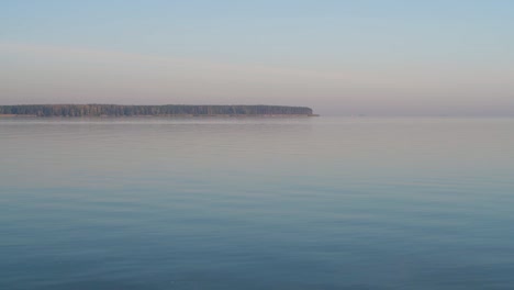 Ruhe-auf-dem-Kiewer-Meer-in-der-Nähe-von-Tschernobyl,-Ukraine