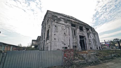 Die-Ruinen-der-ehemaligen-Fabrik.