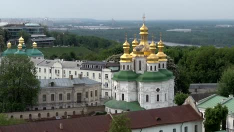 Vista-de-los-edificios-de-la-ciudad-de-Kiev,-el-río-Dnieper