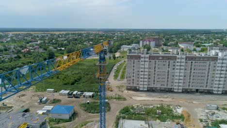 Vista-aérea-gran-grúa-de-construcción-sobre-un-fondo-de-construcción,-de-cerca.