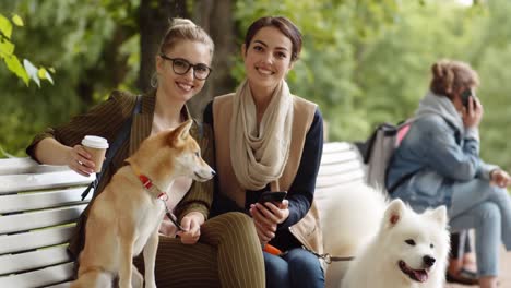 Zwei-Freundinnen-mit-Hunden