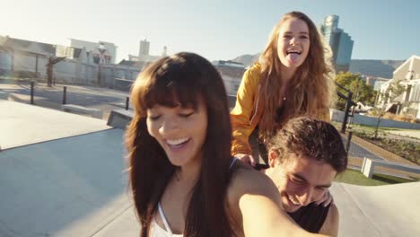 Mujer-haciendo-un-selfie-con-amigos-en-bicicleta