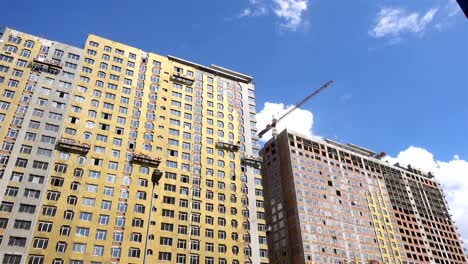 Vista-4K-de-la-construcción-de-un-edificio-de-varios-pisos.