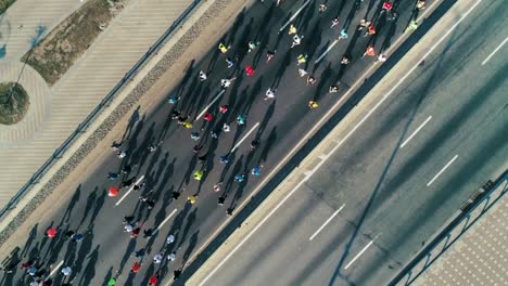 Marathonlauf-auf-der-Straße.-Aufnahme-von-Top-Ansicht