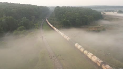 Eiserne-Eisenbahnbrücke-im-Morgengrauen-im-Nebel