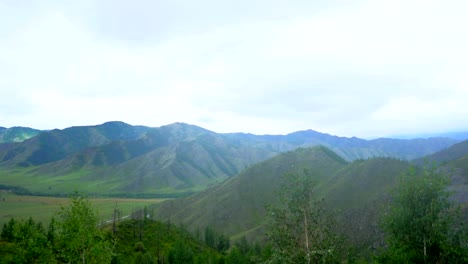 Blick-auf-das-Bergtal-aus-der-Höhe