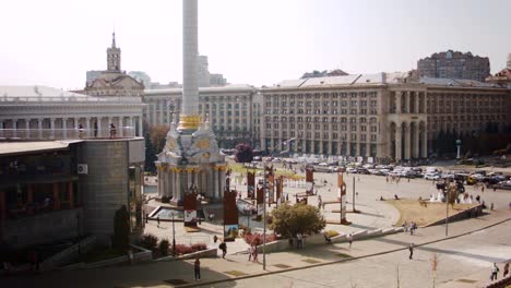 Vista-de-lapso-de-tiempo-de-Majdan-Nezalezhnosti-en-un-día-soleado-de-otoño.