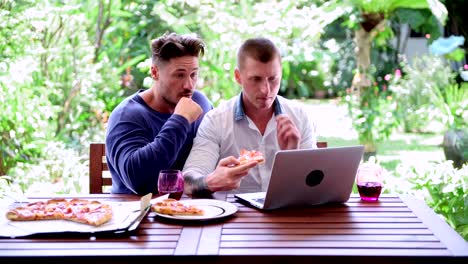 Gay-couple-having-pizza-for-lunch.-Thumb-up-pose.