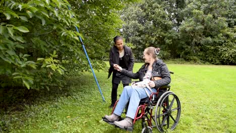 Behinderte-weibliche-und-asiatische-Freundin-Pflücken-Walnüsse,-Betreuer,-Pfleger,-Real,-Gesundheitswesen