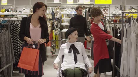 Mujer-parapléjica-comprando-ropa-con-amigos