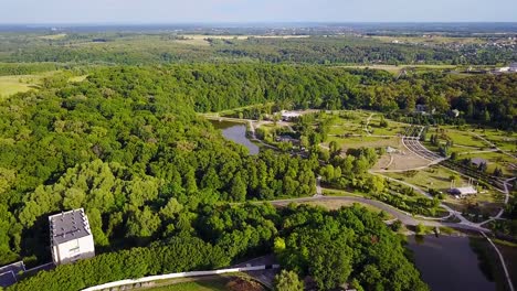 Luftaufnahme-des-schönen-Parks-mit-See