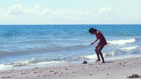 Freischaffende-Fotografin-ließ-ihre-DSLR-Kamera-fallen,-während-sie-am-Strand-Fotos-machte.