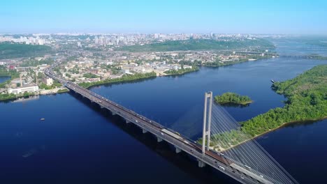 Luftdrohne-der-Südbrücke,-der-Stadt-Kiew.-Ukraine.-Dnjepr,-die-Brücke-überquert-den-Fluss.-Stadtbild-Luftbild-Brücke-auf-dem-Fluss-zwei-Jungs-klettern-auf-die-Spitze-der-Brücke