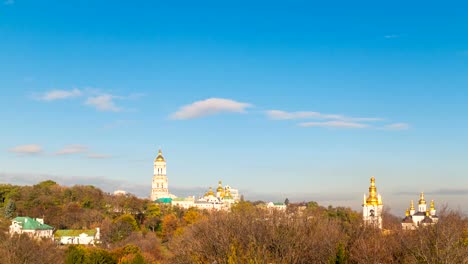 Kiev-Pechersk-Lavra-Monasterio-Ortodoxo-en-el-otoño,-Ucrania,-lapso-de-tiempo-4k