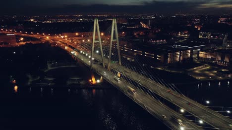 Vista-aérea-o-superior-desde-el-dron-de-puente-de-hormigón-con-carretera-de-asfalto-o-carretera-sobre-el-gran-río-con-el-tráfico-de-coches-de-la-ciudad,-transporte-urbano,-tonizado