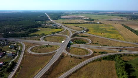 Intercambio-de-coches-grandes,-disparo-aéreo.-Ruta-Kiev-Zhytomyr