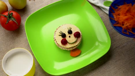 Snack-de-arte-de-comida-saludable-para-niños.-Cara-divertida-en-un-plato