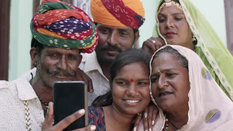 Traditionelle-indische-Rajasthani-Familien-Lifestyle-in-ethnischen-Kostümen