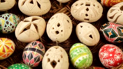 Ostereier-ins-Rollen-um-Text-Frohe-Ostern