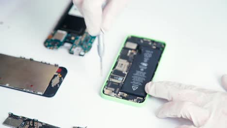 Eine-Handy-Reparatur.-Die-internen-Komponenten-eines-Smartphones