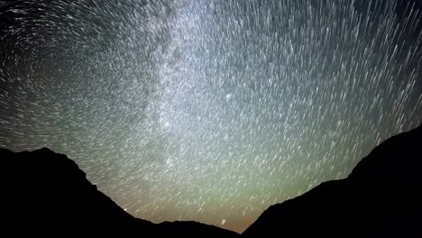 4-K-Star-Trails-Nacht-Himmel-Kosmos-Galaxy-Zeitraffer-über-Plateau-auf-Kaçkar-Berge,-Türkei.