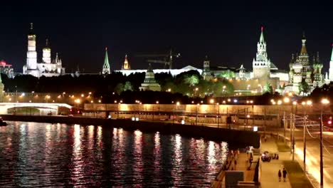 Terraplén-del-río-Moscova-y-el-tráfico-nocturno,-Moscú,-Rusia