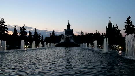 Brunnen-im-Ausstellungszentrum-der-Errungenschaften-der-nationalen-Wirtschaft-(VDNH),-Moskau,-Russland