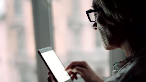 Mujer-viendo-algo-en-la-pantalla-del-teléfono-inteligente