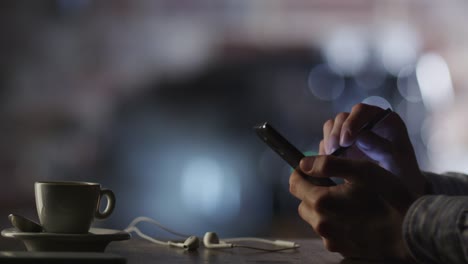 Using-Mobile-Phone-with-Stylus-in-Coffee-Shop