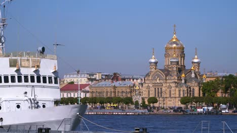 Terraplén-de-río-Neva-en-San-Petersburgo