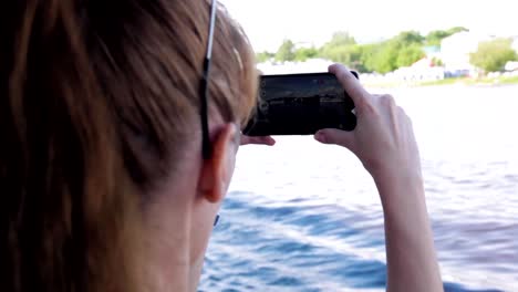 Mädchen-Shootings-video-auf-Kamera-Handy-während-der-Fahrt-mit-dem-Boot-auf-dem-Fluss