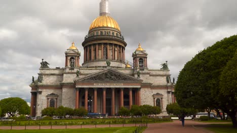 Saint-Isaac's-Cathedral-on-Saint-Isaac's-Square-in-Saint-Petersburg