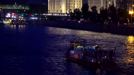 tráfico-de-embarcaciones-de-recreo-en-la-Ribera-de-la-ciudad-de-la-noche