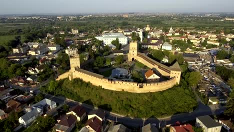 Arieal-vista-en-el-castillo-de-Lutsk.-Castillo-de-piedra-del-príncipe-Lubart,-símbolo-de-la-ciudad-de-Lutsk,-Ucrania.