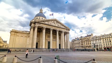 Panteón-Nacional-de-construcción-timelapse-hyperlapse,-vista-delantera-con-la-calle-y-la-gente.-París,-Francia