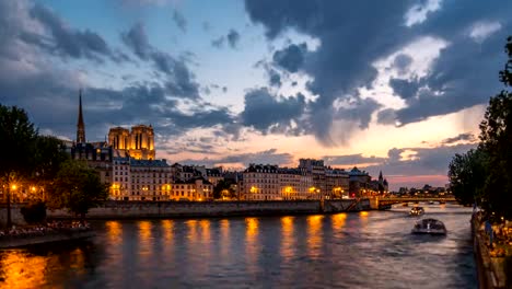 People-and-boats-day-to-night-timelapse,-Le-Pont-D'Arcole-bridge-after-sunset,-Paris,-France,-Europe