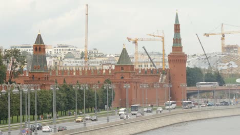 El-Kremlin-y-el-coche-del-tráfico-en-el-verano---Moscú,-Rusia