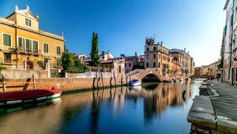 Morgen-in-Venedig-Zeitraffer.-Kanal-Kanal,-Brücken,-historische,-alte-Häuser-und-Boote.-Venedig,-Italien