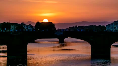 Cityscape-view-on-Arno-river-with-famous-Holy-Trinity-bridge-timelapse-on-the-sunset-in-Florence